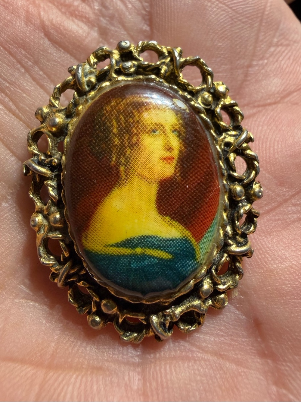 Vintage Gold Tone Portrait Cameo Brooch